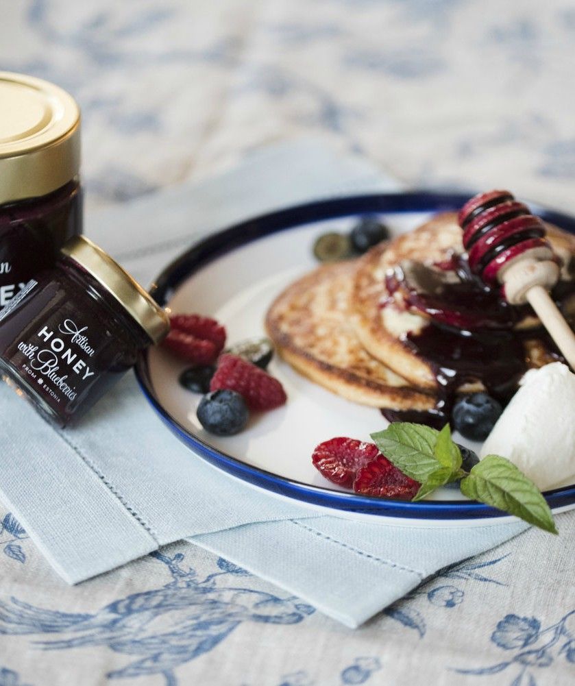 Resepti | Raakapannukakkuja vuohenjuustolla ja mustikkahunajalla